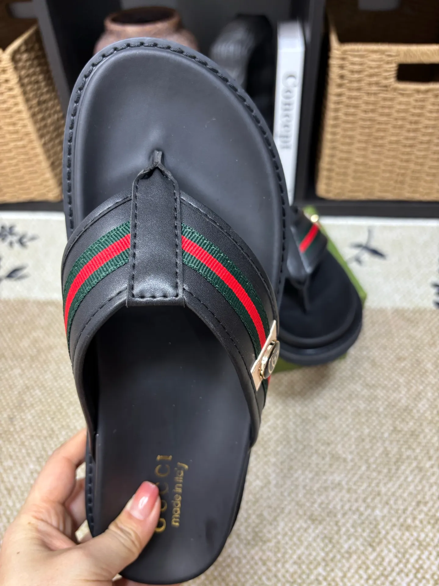 Factory 💰 300 yuan Gucci slippers] high-end men's shoes brand official website 1:1 latest masterpiece: original mold customization, the fabric is made of imported original materials, upgraded outsole, lighter and non-slip. The market's top quality, simple yet tasteful, a must-have for fashionistas, fashionable at your feet, full of confidence, the same style at the counter 👍The season of summer slippers is here. Code: 38-45 (45 customized)